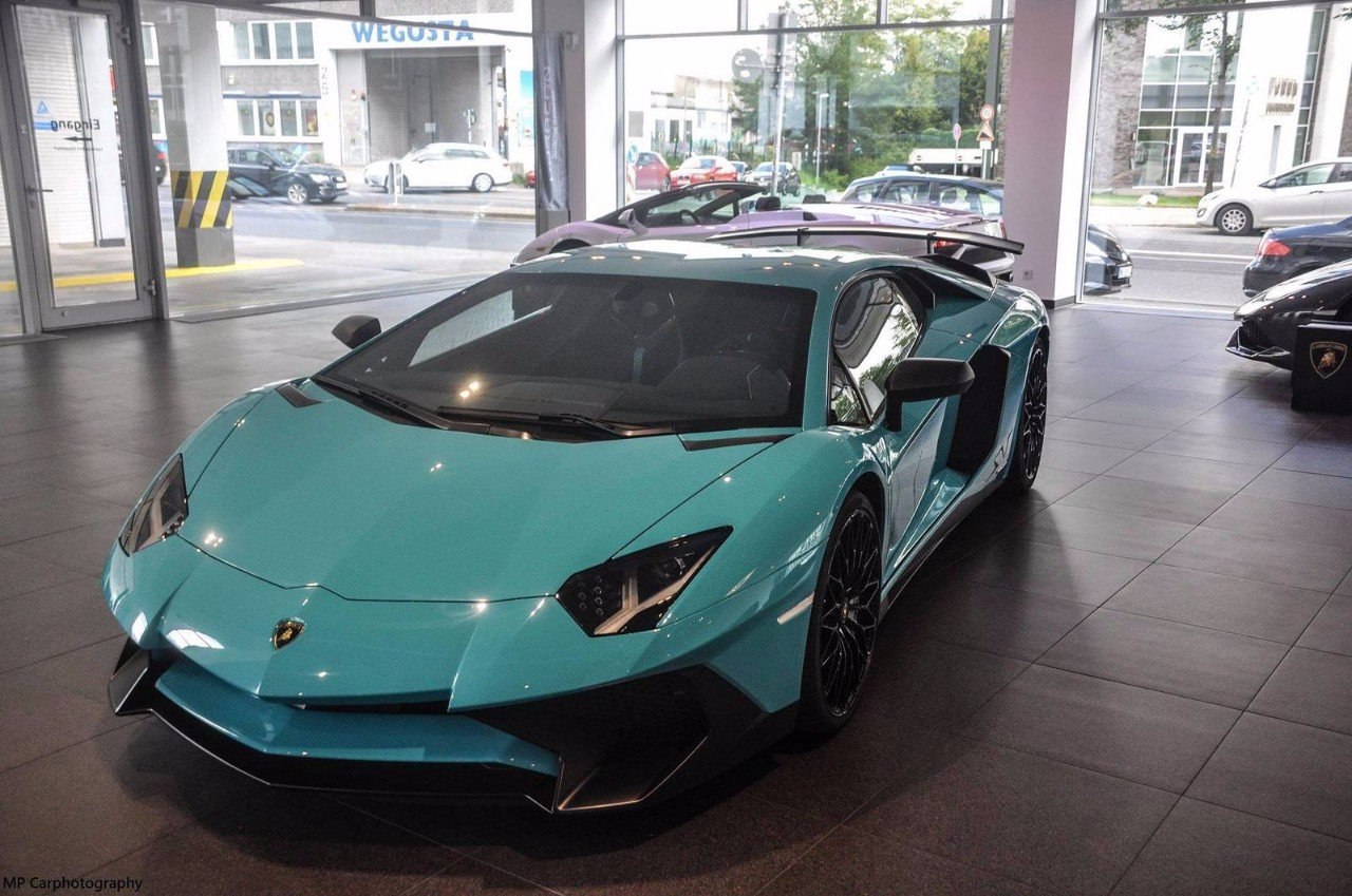 Blu Glauco Lamborghini Aventador SV