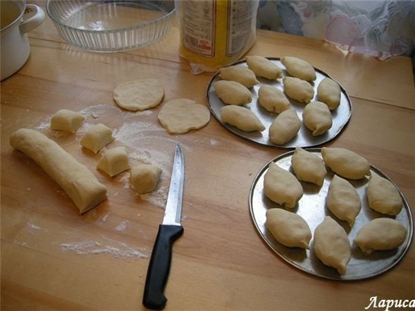 Пирожки с капустой.Ингредиенты:- 150 г масла- 250 г сметаны 10% - 1 столовая ложка без верха сахара- ... - 2