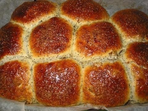 Булочки с маком и изюмом.Ингредиенты:200 мл. молока50 граммов сливочного масла (размягченного)3 ст. ... - 5