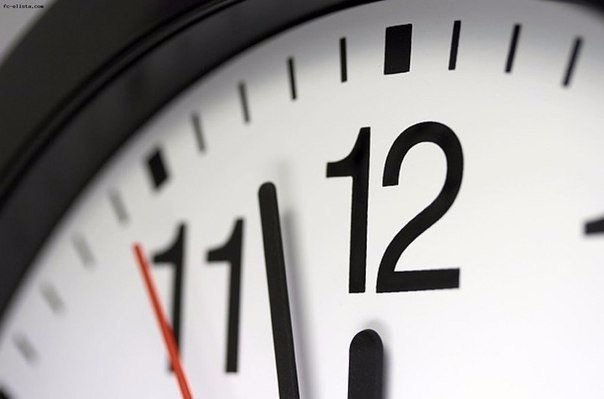 What time is it? It is... 00.00 (полночь) - midnight, также полезно будет знать - в полночь — at ...