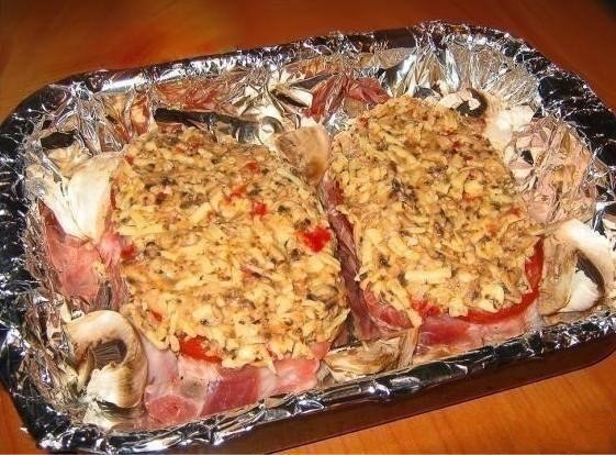 Острая свинина с сыром и грибами в духовке.Ингредиенты:- свинина- помидор- шампиньоны- свежий острый ... - 5