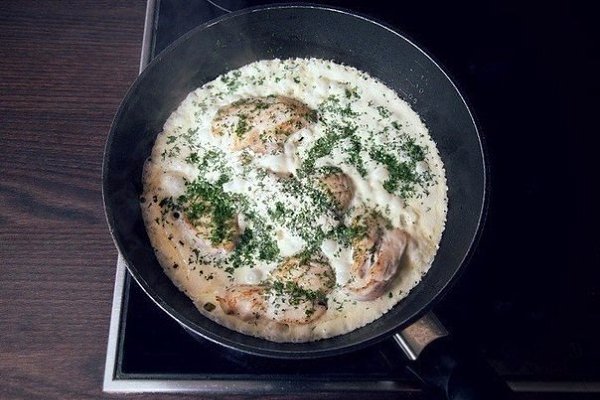 Курица в майонезном соусе.Ингредиенты:Филе куриное — 600 гМайонез — 350 гМасло растительное — 150 ... - 4