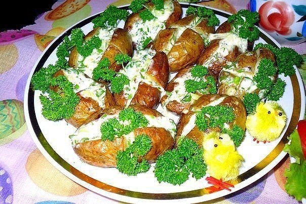 Картофель запеченный в духовке с чесночным соусом.Молодой картофель моем , делаем крестообразный ...