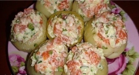 Картофель фаршированный форелью.Картофель форель солёная свежий огурец лук зелень майонез соль перец ...