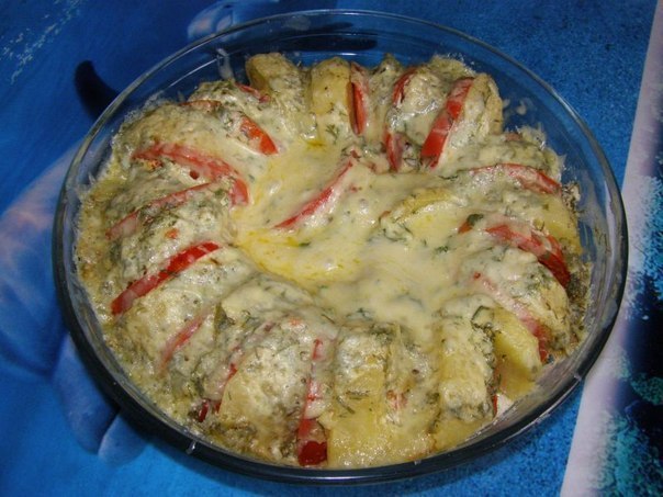 Картофель, запечённый с помидорами.Нам потребуется:- 5-6 крупных картофелин- 1-2 больших помидора- ...