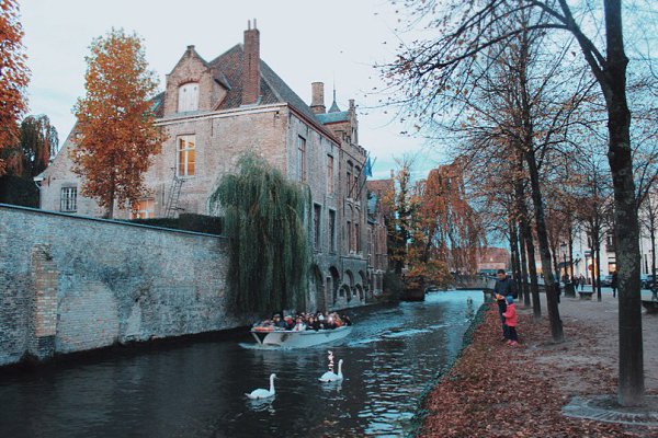 Brugge.   . - 5