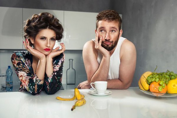 Жена мужу: - Вкрути лампочку! Муж с дивана: - Отстань! Я тебе что, электрик? Жена: - Кран почини, ...