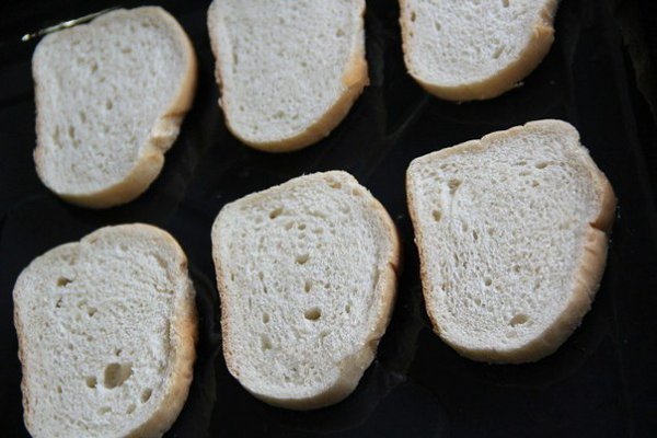 ГОРЯЧИЕ БУТЕРБРОДЫ С КОЛБАСОЙ И СЫРОМ.ИНГРЕДИЕНТЫ: батон (или белый хлеб в буханке) - 1 шт.; колбаса ... - 6