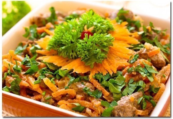 Салат с корейской морковью и печенью.Возьмем:Корейскую морковь (300 гр.)Печень (0,5 кг)Лук (2 ...
