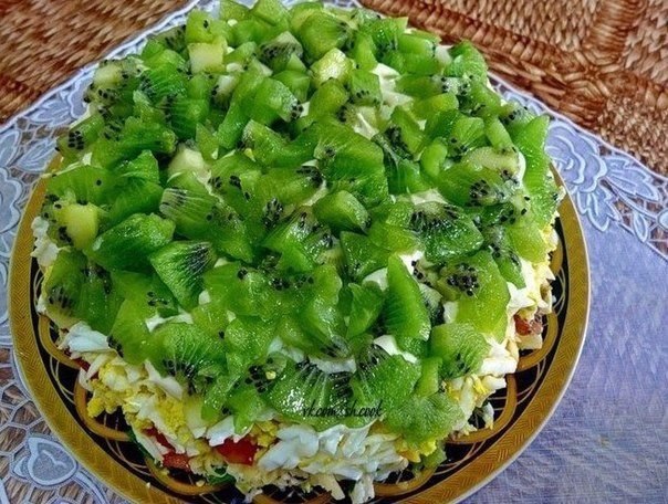 САЛАТ *ИЗУМРУДНАЯ РОССЫПЬ* - ОЧЕНЬ НЕОБЫЧНЫЙ И НОВЫЙ ВКУС.ИнгредиентыКуриное мясо - 400 г.Лук ...