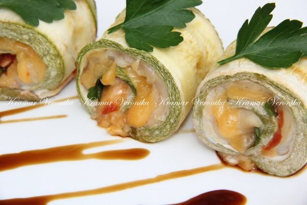 Рулетики из кабачков с куриным мясом.Автор: Вероника КрамарьНам потребуется:молодые кабачки 2 ...