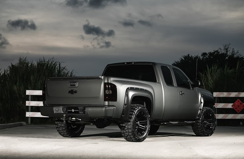 Customized Chevrolet Silverado - 9