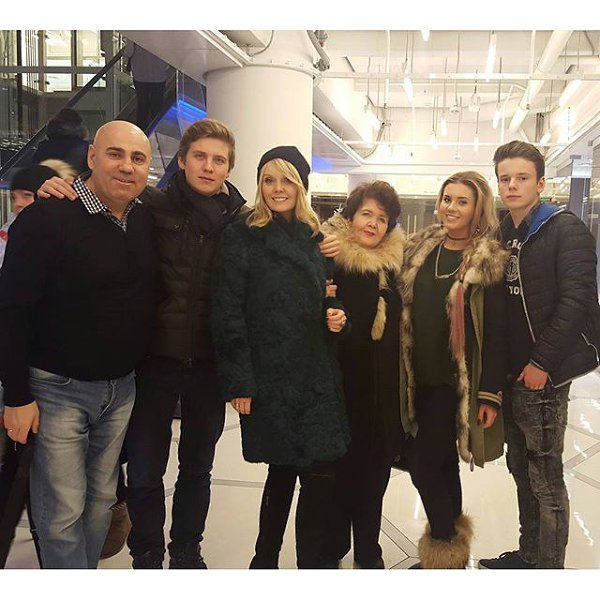 Собрались на воскресный обед. @prigozhin_iosif @artemynik @madamgalina27 @anna_shulgina ...