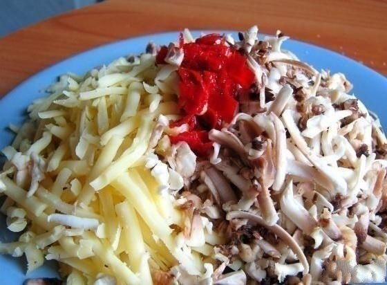 Острая свинина с сыром и грибами в духовке.Ингредиенты:- свинина- помидор- шампиньоны- свежий острый ... - 4