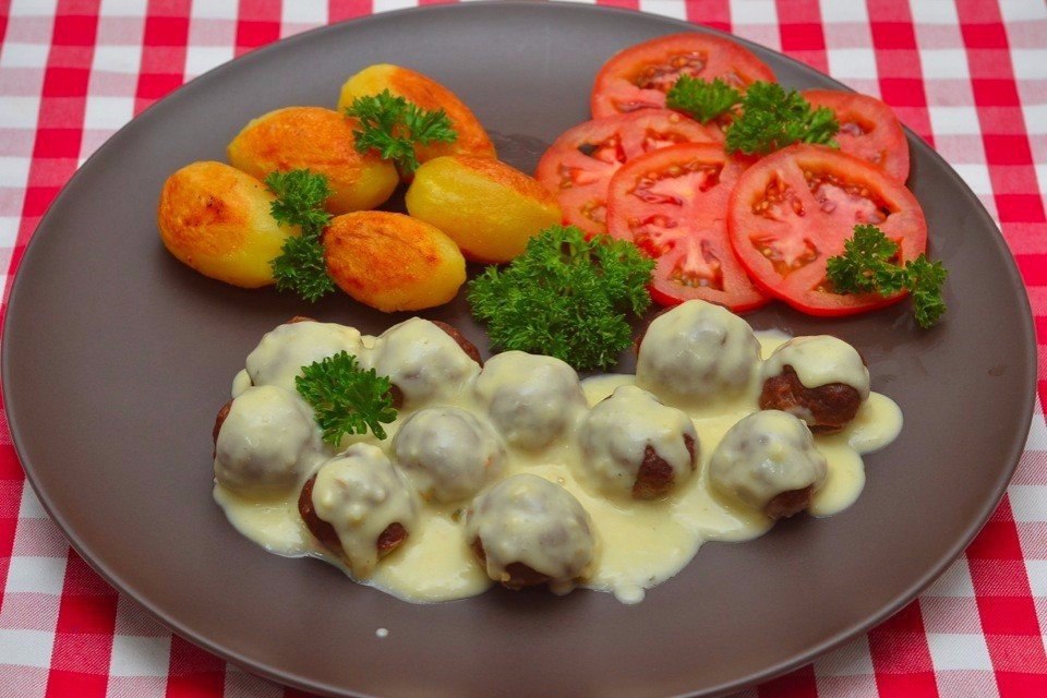 Мясные шарики из говяжьего фарша под сливочным соусом.Ингредиенты:Говяжий фарш — 1 кгЛук репчатый — ...