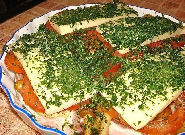 Мясо под шубкой. Ингредиенты: - свиная корейка - помидоры - сыр - горчица - соль, перец - грибы - ... - 4