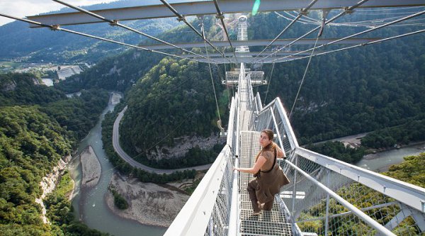 Самый длинный подвесной мост в мире. Длина 439 метров. Россия, Сочи