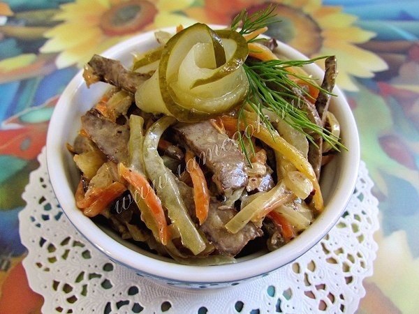Салат из говяжьей печени.Сытный и вкусный салат из говяжьей печени, маринованных огурцов, моркови и ...