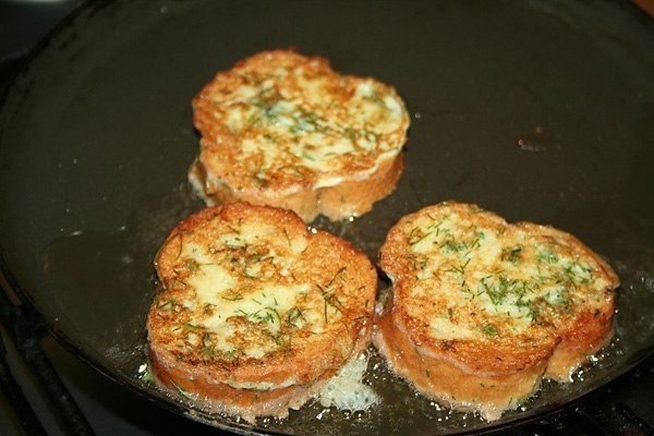 Гренки с помидорами и сыром к завтраку.Ингредиенты на 1 порцию:- 3 кусочка хлеба, лучше всего от ... - 4