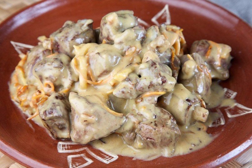 Печенка в сырном соусе.Ингредиенты:Куриная печенка — 500 гЛуковица — 1 шт.Плавленный сыр в банке — ...
