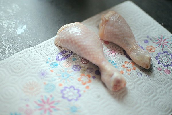 Хрустящая корочка.Метод сухого рассолаИнгредиенты:Куриные голени/бедрышки – 1 кгСоль – ч. л.Специи, ... - 5