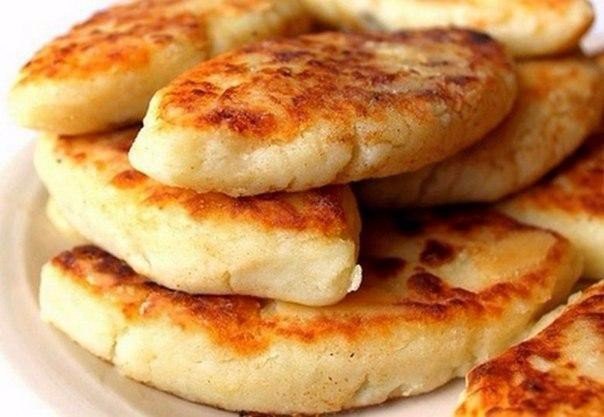 Картофельные пирожки с грибами. Ингредиенты на 4 порции: -картофель - 1 кг; -шампиньоны - 600 г; ...