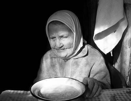 Любите Маму, пока она смеётся...И теплотой горят её глаза...И голос её в душу вашу льётся...Святой ...