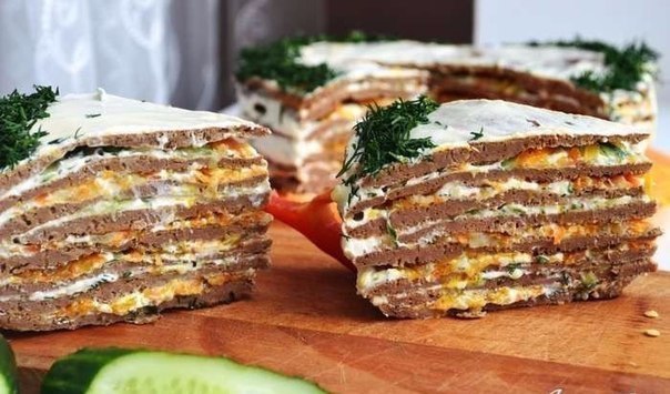Печеночный торт «Освежающий». Ингредиенты: Куриная печень – 800 г Морковь – 3 шт. Лук репчатый – 3 ...