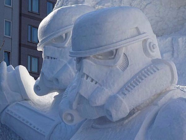 Впечатляющие снежные фигуры Дарта Вейдера и его армии в ... - 2