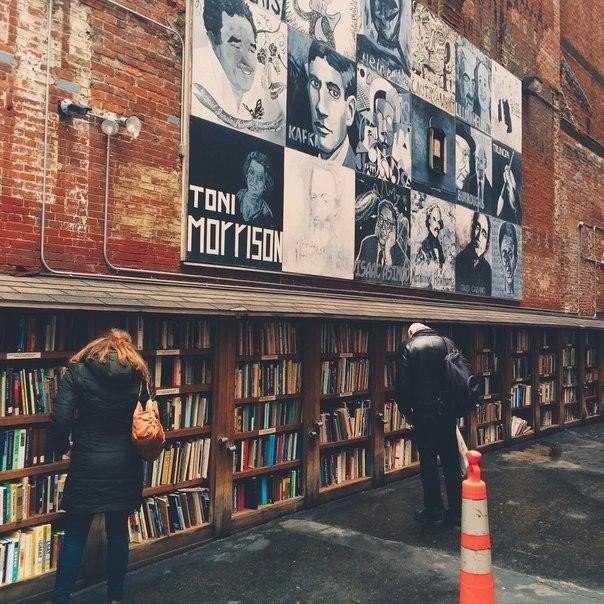 Книжная лавка под открытым небом. Цена книг от 0 до 5 ... | Добро ...