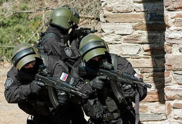 Госдума разрешила ФСБ применять оружие при скоплении людей и стрелять по женщинам и детям.