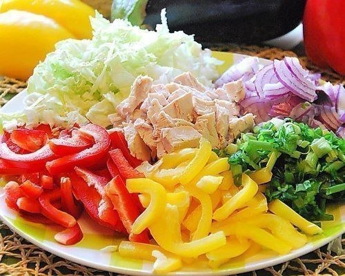 Салат "Курочка-Снегурочка" сохранит фигурочку... 80 ккал/100 гр Ингредиенты: - 300 г ...