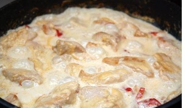 Тушеная курица с чесночным соусом.на 100грамм - 170.59 ккалБ/Ж/У - 12.1/13.22/0.8Ингредиенты: Курица ...
