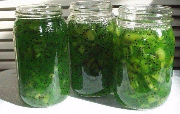 Изумрудное варенье из киви.Варенье очень вкусное!Ингредиенты:-5 киви-1 банан-1 чайная ложка ...
