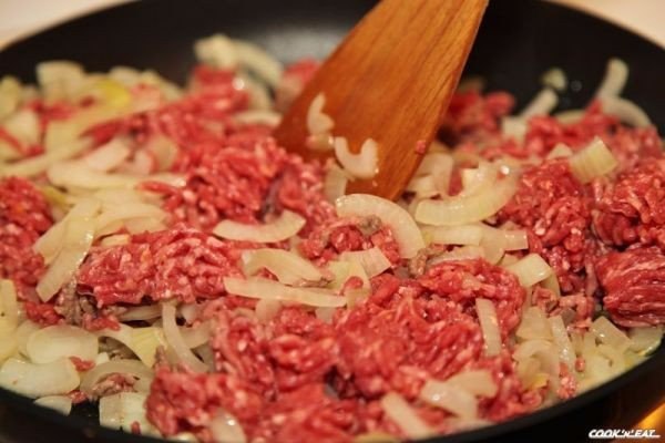 Картофельная запеканка с мясом.Ингредиенты:Картофель — 1,3 кгФарш говяжий — 500 гЛук репчатый — 2 ... - 4