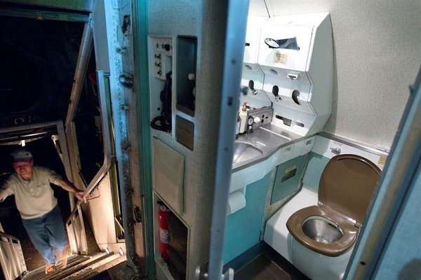 Житель американского штата Орегон Брюс Кэмпбелл купил старый пассажирский самолет Boeing 727 и ... - 6