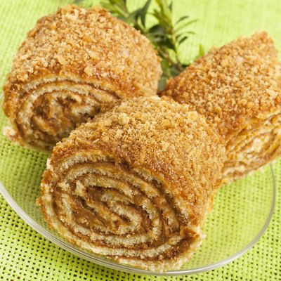 Рулет с грецкими орехами и медом. Чтобы приготовить рулет с грецкими орехами и медом нам ...