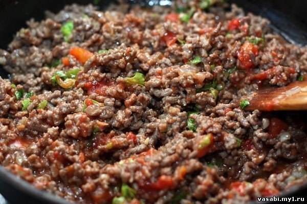 Тортилья с мясом.Ингредиенты:Лук репчатый (100 г) — 1 шт. Кукурузное масло — 30 млГовяжий фарш — 400 ... - 4