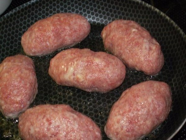 Котлетки под шубкой.Ингредиенты:Фарш (из индейки) - 1 кгЯйцо куриное - 2 штБатон (белый, без ... - 2