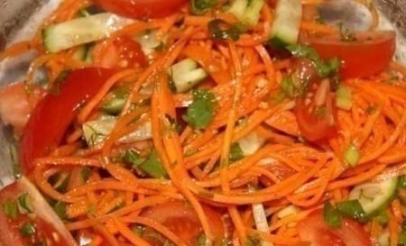 Салат с корейской морковью.Ингредиенты:Три яйца210 грамм филе курицы копченойОдин огурецОдна ...