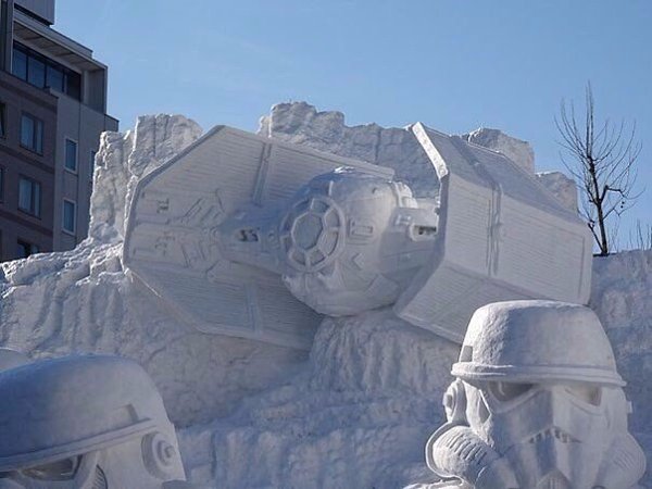 Впечатляющие снежные фигуры Дарта Вейдера и его армии в ... - 3