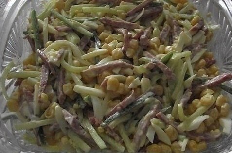 Cалат "Соломка" Ингредиенты: - 1 банка консервированной кукурузы - 300 г копченой колбасы ...