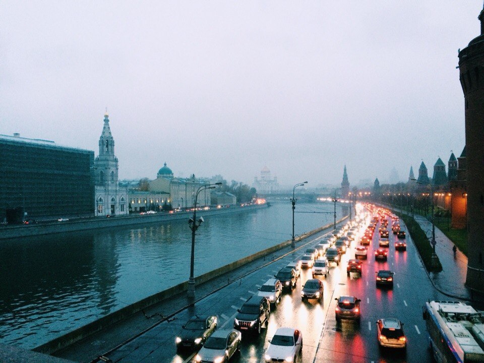 Примерно москва. Пасмурная Москва. Москва пасмурная HD. Красивые виды Москвы во время дождя. Москва пасмурно фото.