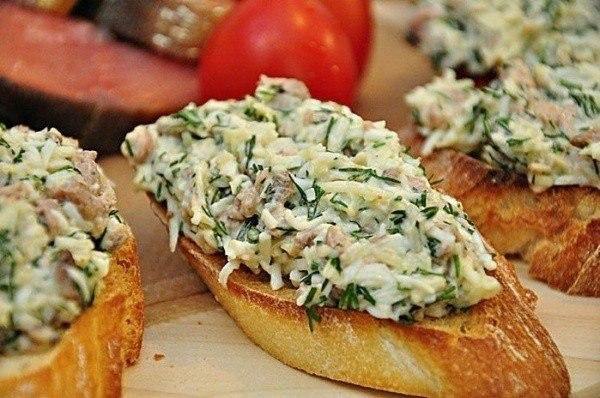 Закусочные бутерброды с печенью трески и сыром.Ингредиенты:печень трески — 2 баночки по 100 гяица — ...