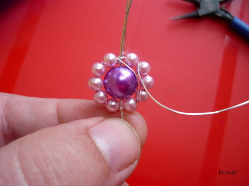 Брошь цветок из бисера. Цветы из бисера и бусин. Бисероплетение. Цветочек из бусин. Цветы из бисера.