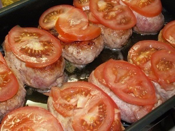 Котлетки под шубкой.Ингредиенты:Фарш (из индейки) - 1 кгЯйцо куриное - 2 штБатон (белый, без ... - 5