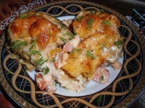 Вкусненькая рыбка по-гречески.Ингредиенты:700 г. рыбного филе3 помидора300 г. тертого сыра2 зубчика ...
