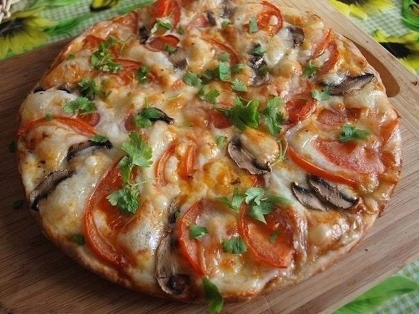 Сырная пицца с вкусным соусом.Ингредиенты: Тесто для пиццы – 200 граммДля начинки: Сыр Моцарелла – ...