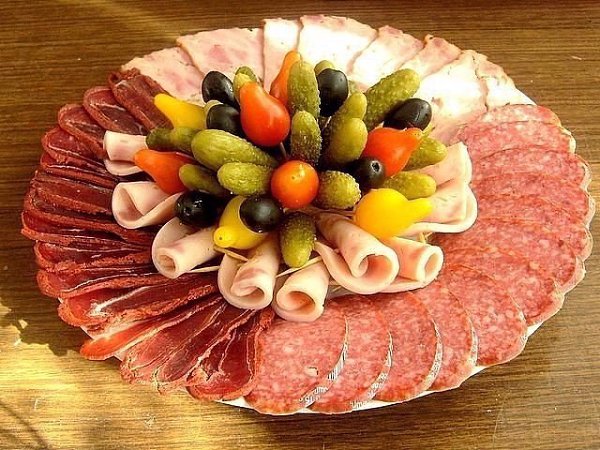 Идеи оформления мясной нарезки на праздничный стол - 5