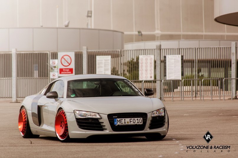 Audi R8.